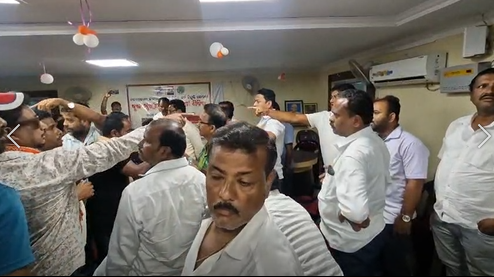 ବାଲେଶ୍ବର ଜିଲ୍ଲା ଭୋଗରାଇ ପଞ୍ଚାୟତ  ପରିସର ରେ ବିଜେପି ବିଜେଡି ମୁହାଁ ମୁହିଁ  l